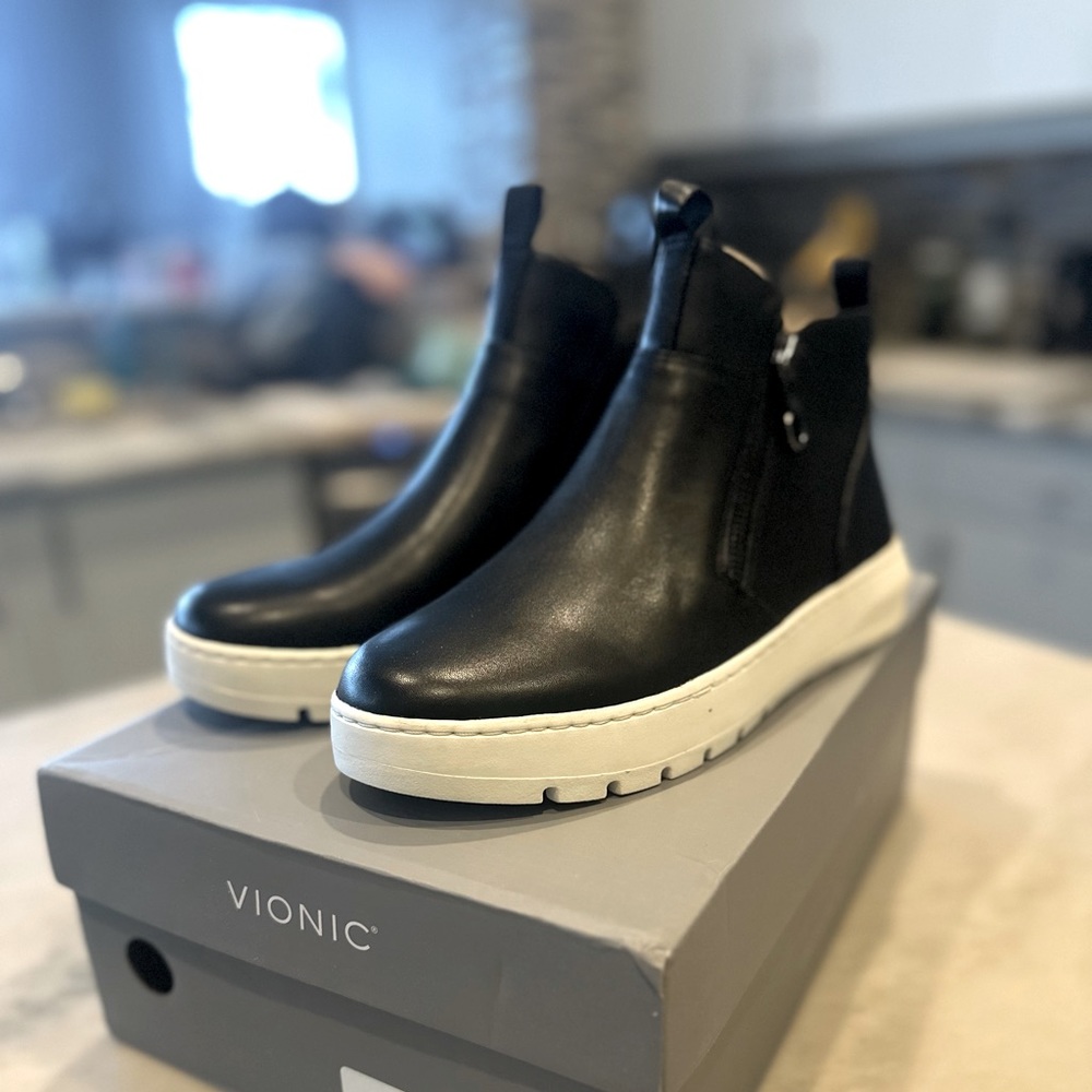 NEW Vionic size 8 Brinkley Slip-on Side Zip Sneaker Ankle Bootie Black